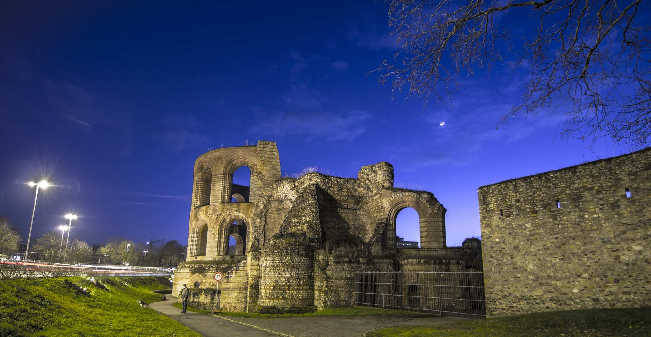 Kaiserthermen in der "Blauen Stunde"