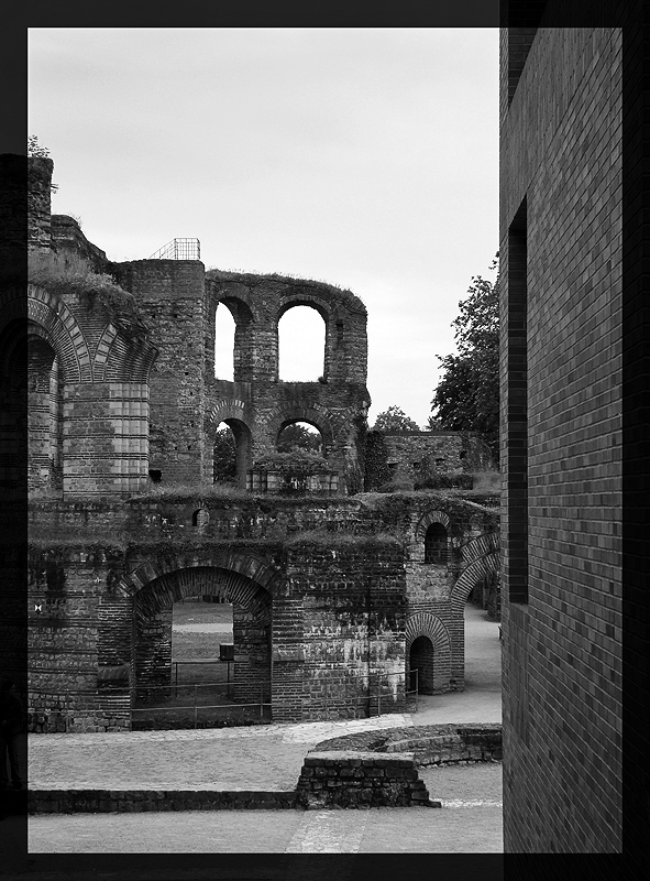 Kaiserthermen in Trier - hochkant und sw