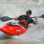 Kajak-Freestyle im Hochwasser der Isar