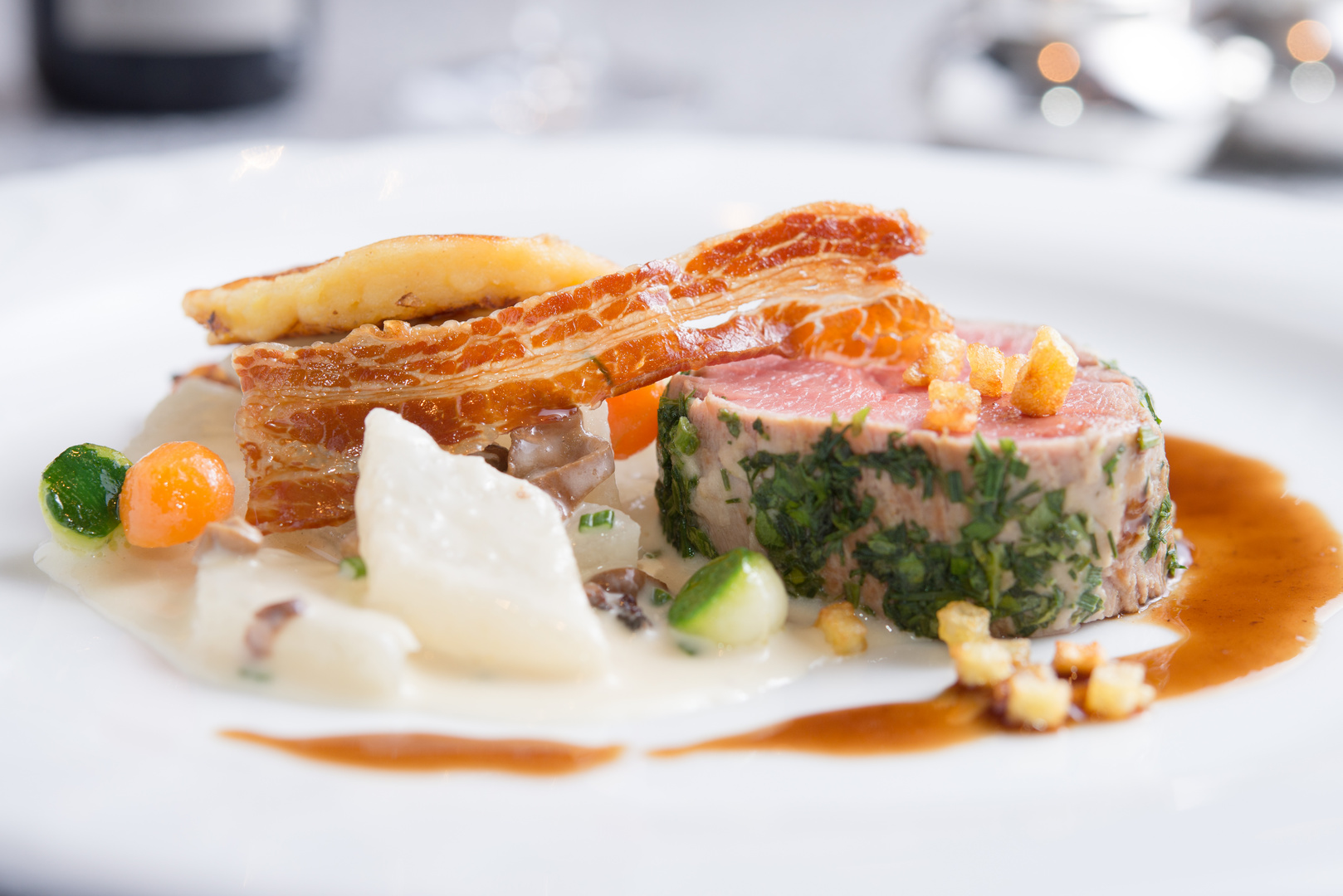 Kalbsfilet im Wildkräutermantel mit Kohlrabi-Morchelragout und ...