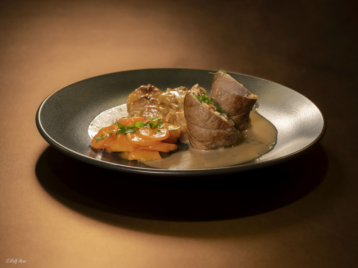 Kalbsroulade mit Feta-Paprika-Füllung an Kartoffel-Steinpilz-Gratin und ...