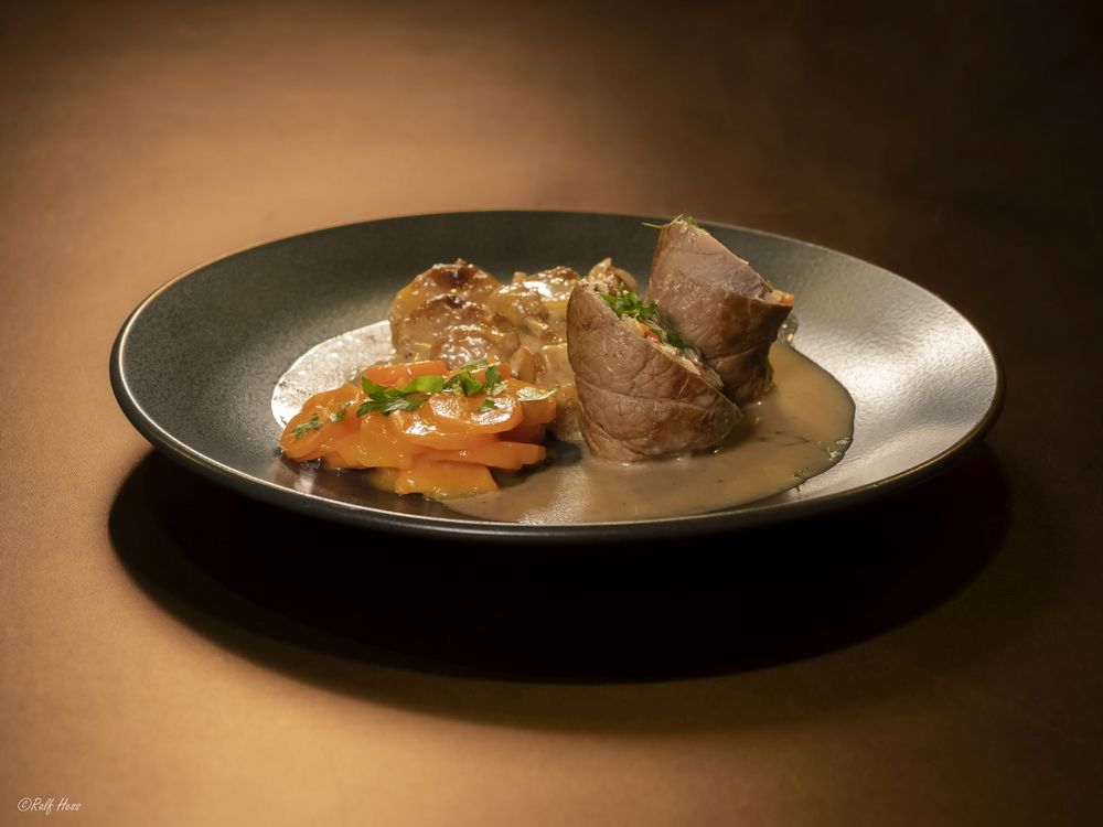 Kalbsroulade mit Feta-Paprika-Füllung an Kartoffel-Steinpilz-Gratin und ...