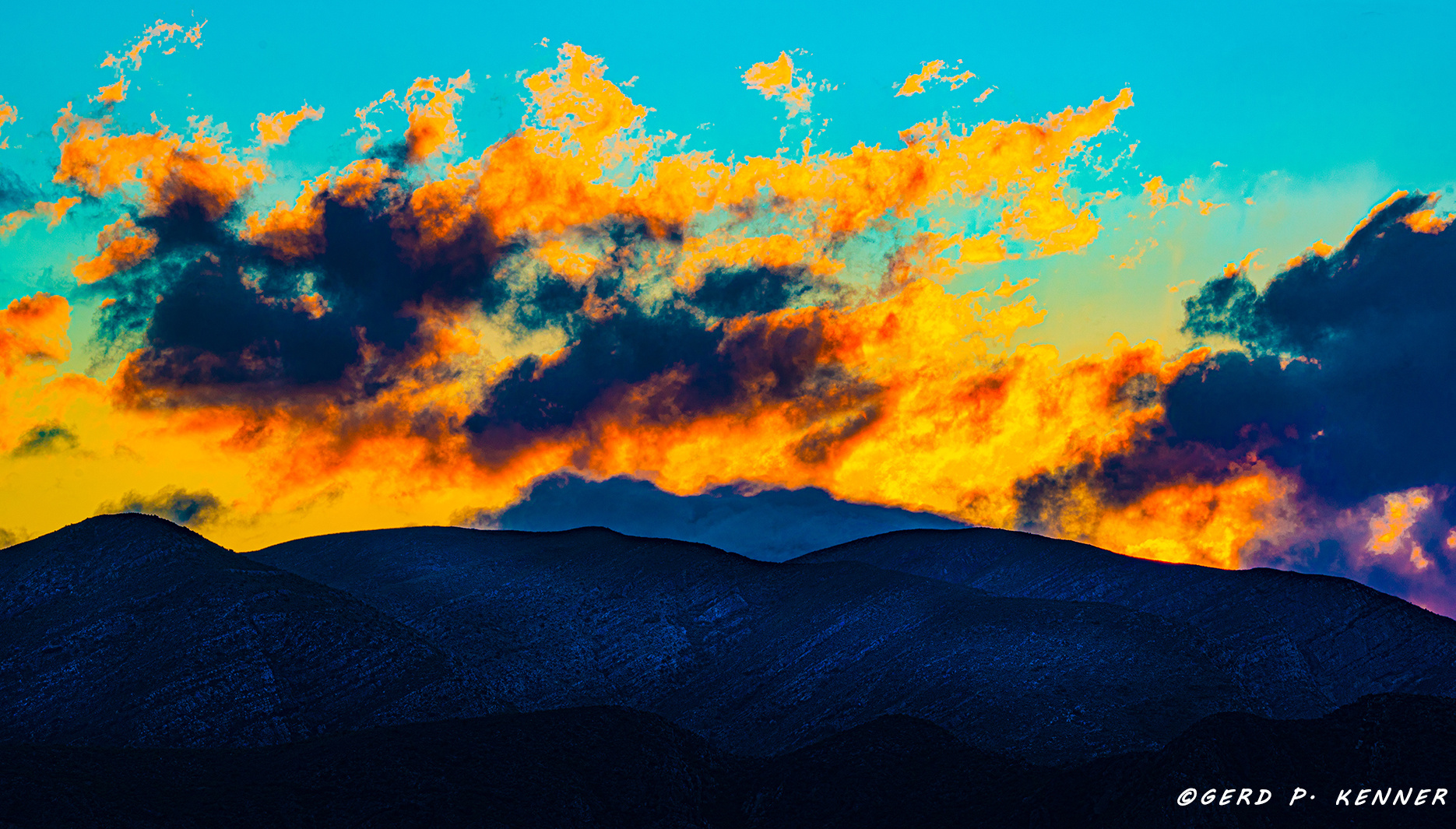 Kaleidoskopischer Abendhimmel über den Bergen bei Calitzdorp