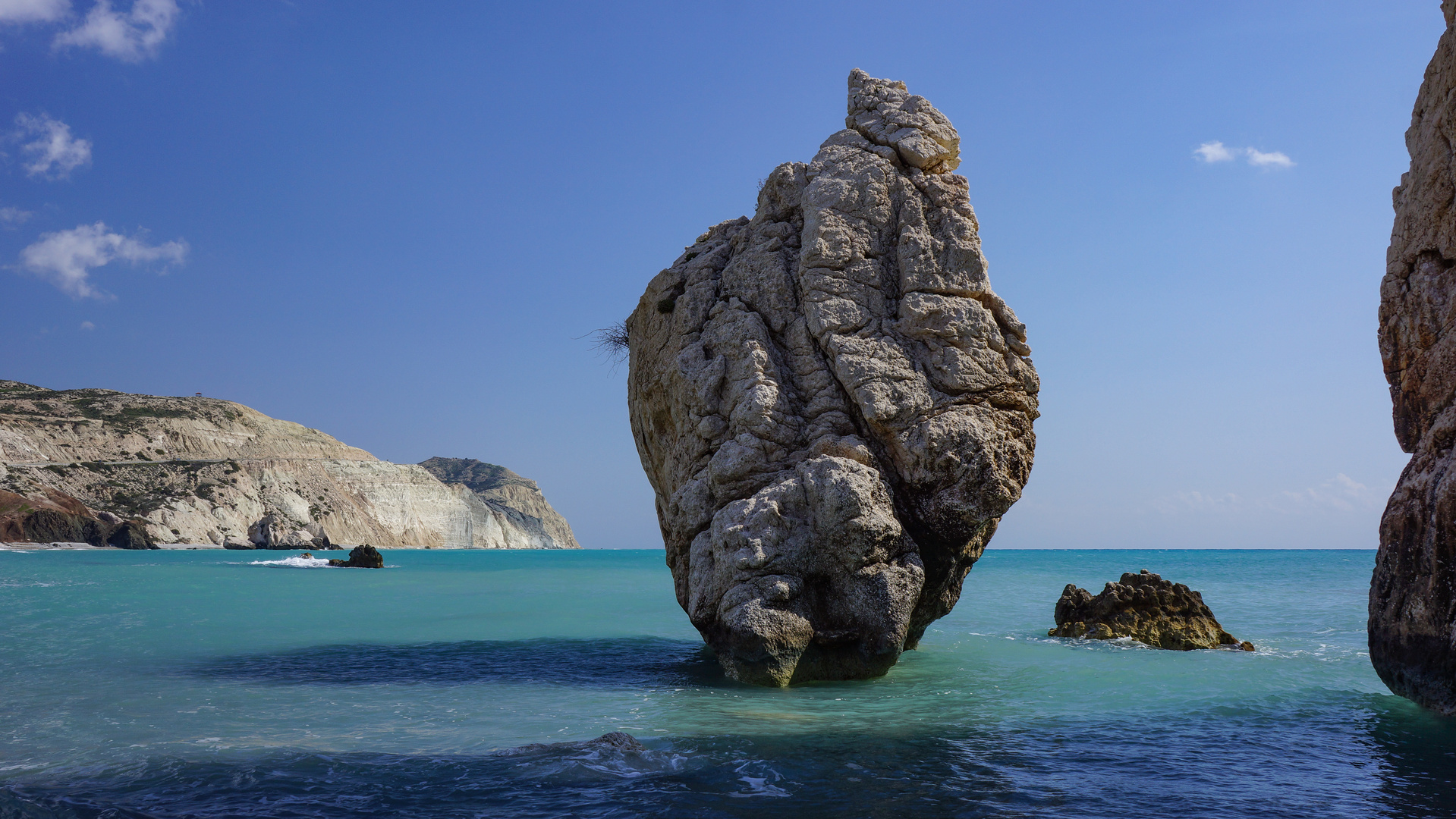 Kalkfelsen im türkisblauen Meer