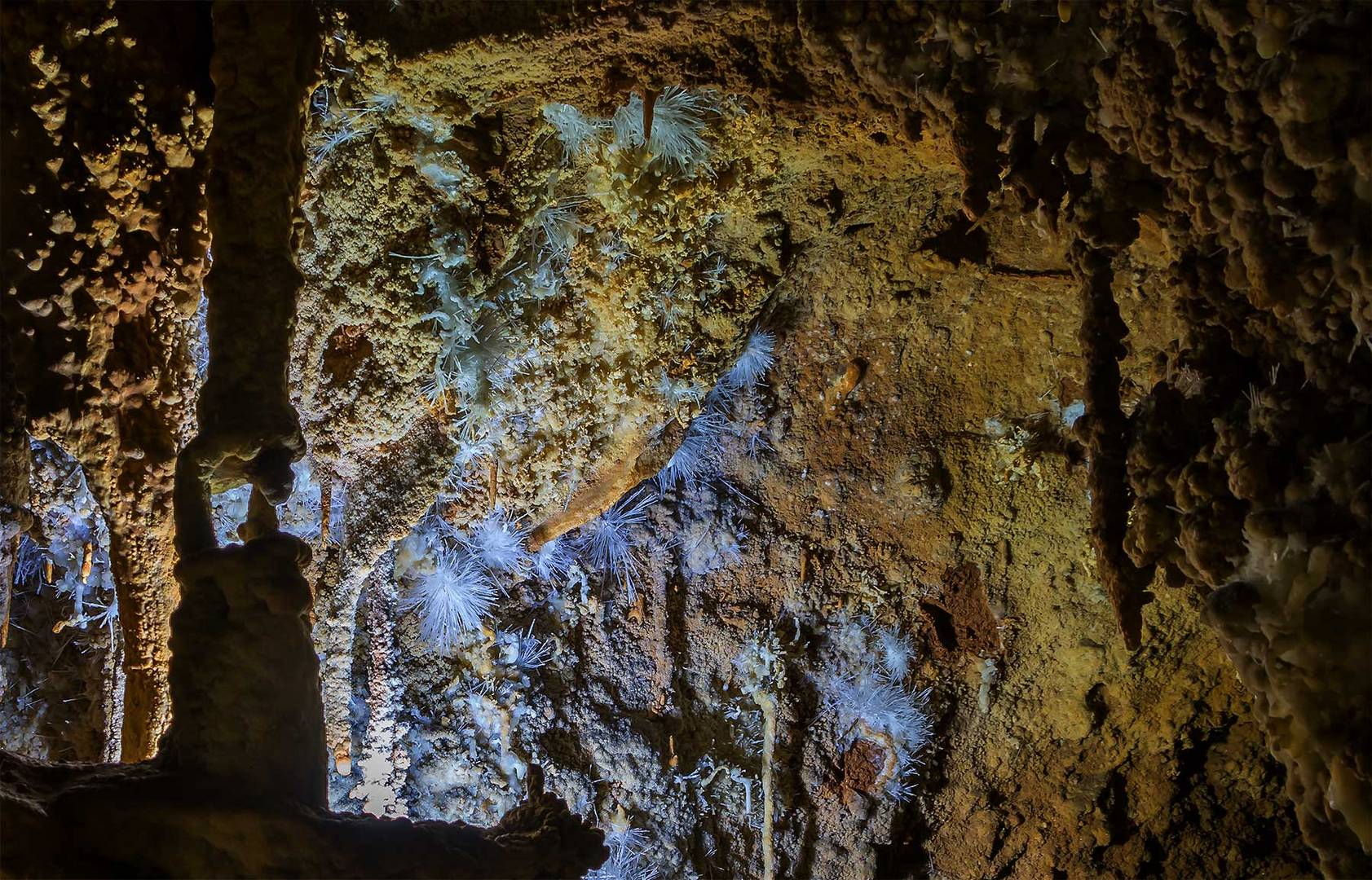 Kalkkristalle in der Grotte Is Zuddas auf Sardinien