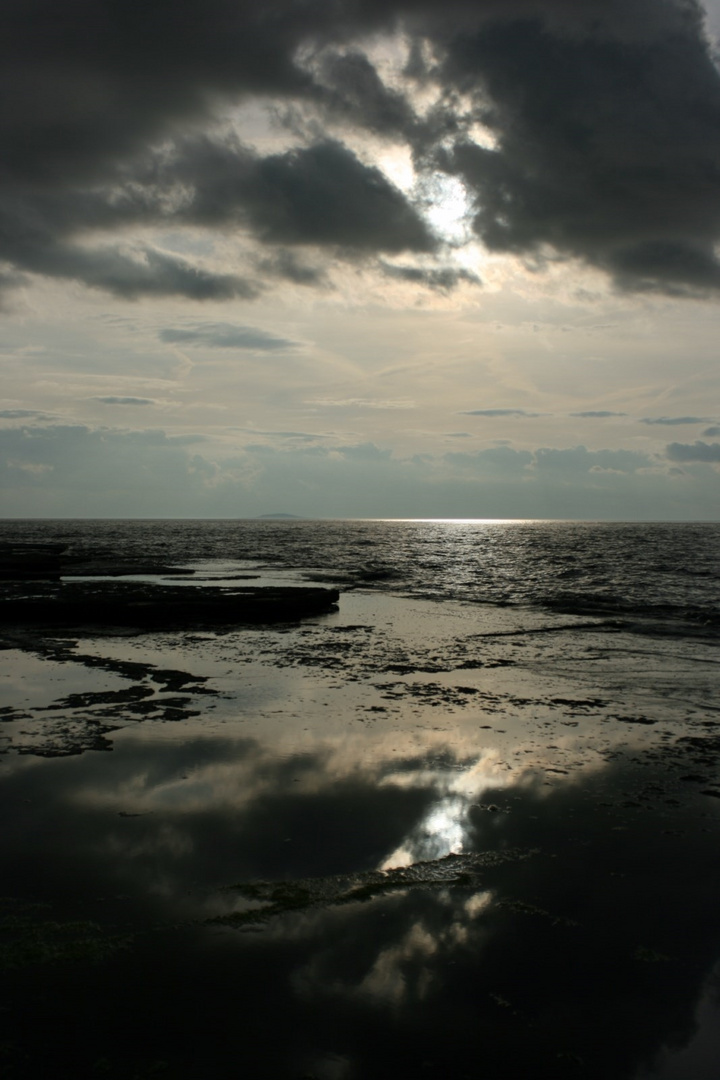 Kalksteinplatten am Meer, Strand bei Byxelkrok, Öland, Schweden