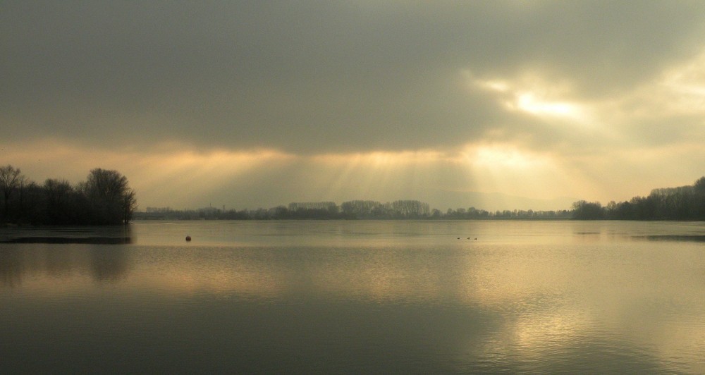 Kalt war es.Die Sonne schafft es nicht durchzukommen.Northeimer Freizeitsee