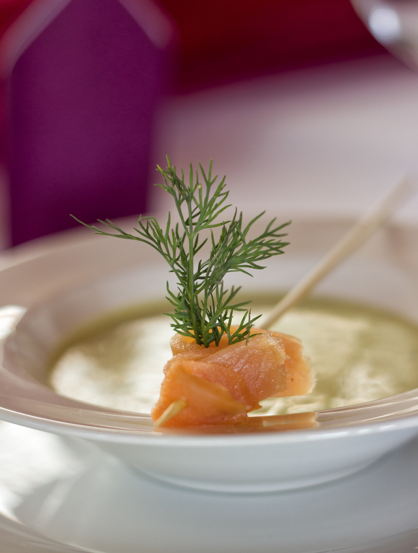 Kalte Avocado-Suppe mit Lachs