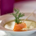 Kalte Avocado-Suppe mit Lachs