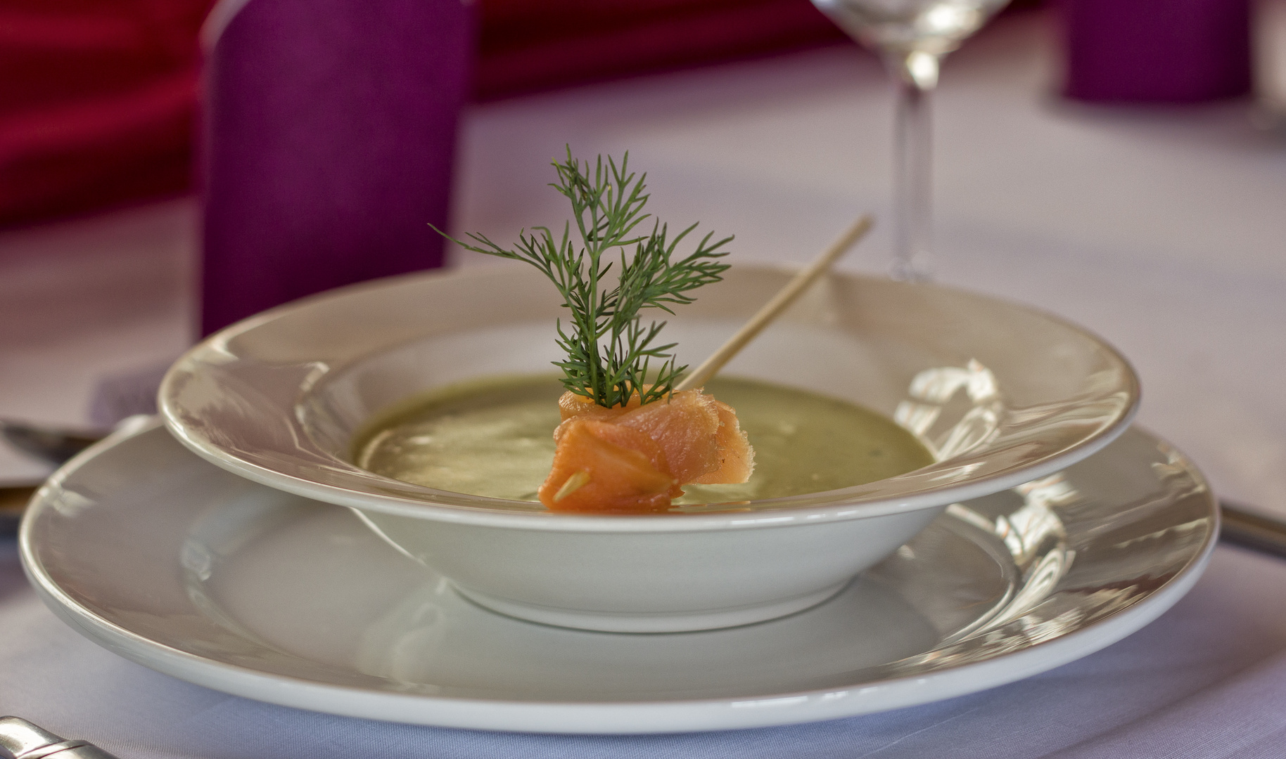 Kalte Avocado-Suppe mit Lachs