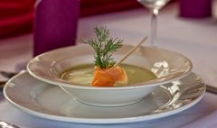 Kalte Avocado-Suppe mit Lachs