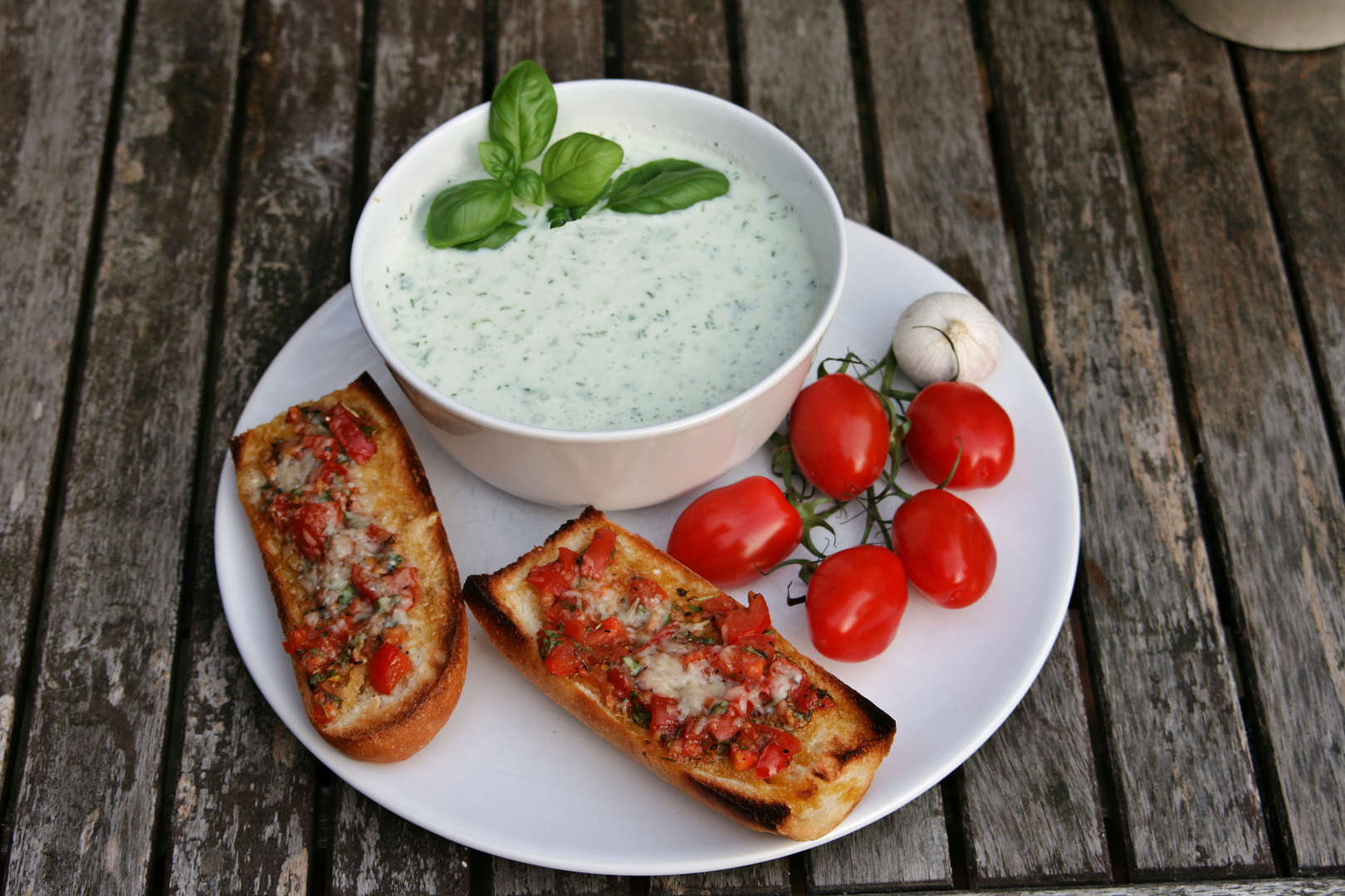 Kalte Gurkensuppe mit Bruschetta Foto &amp; Bild | stillleben, food ...