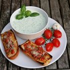 Kalte Gurkensuppe mit Bruschetta