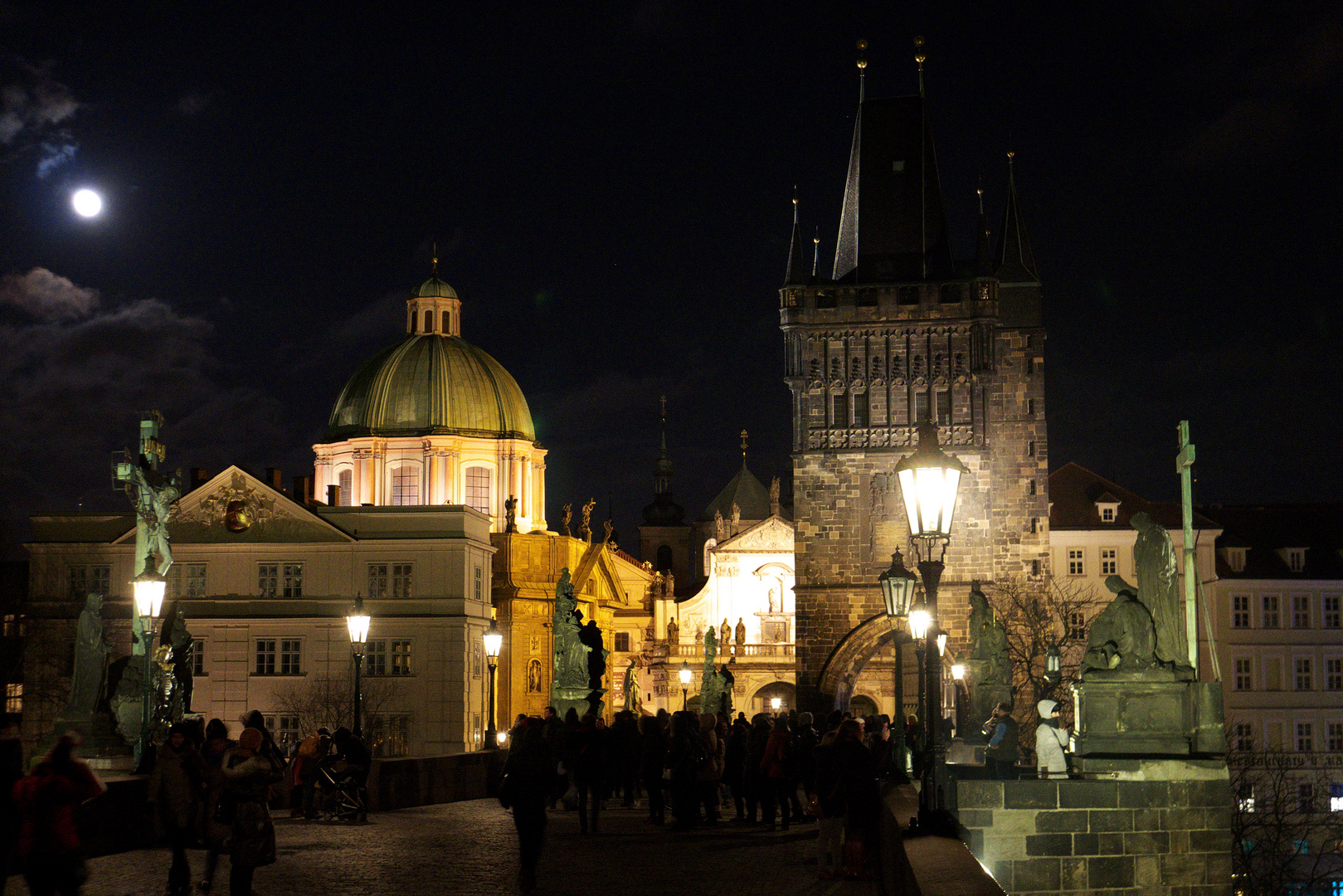 Kalte Winter-Vollmond-Nacht auf der Prager Karlsbrücke