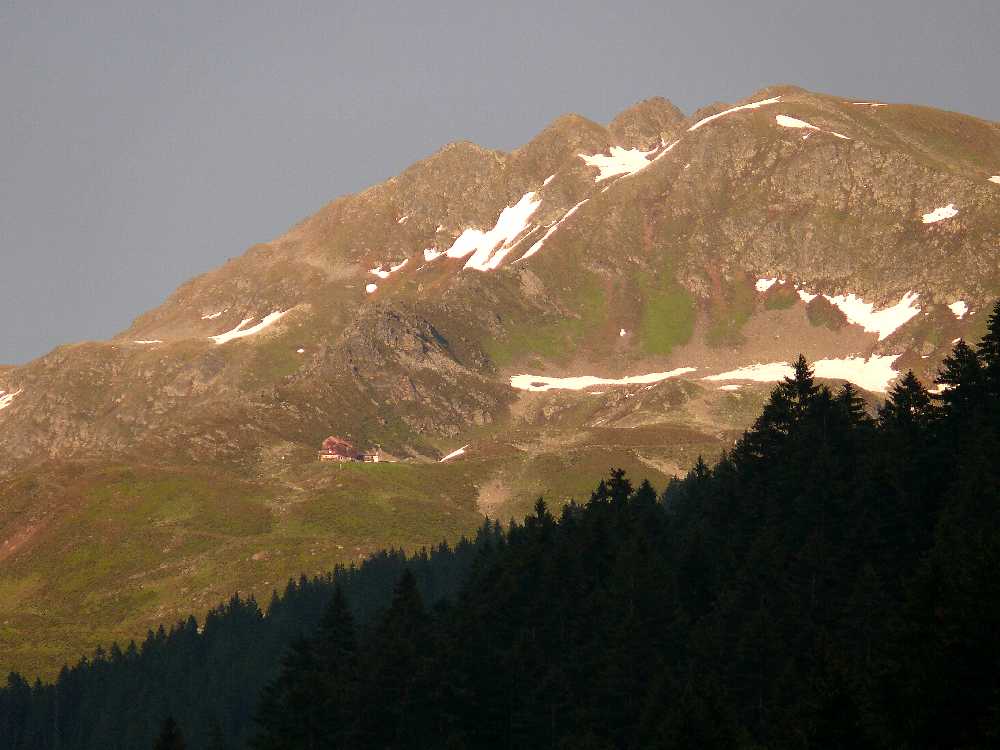 Kaltenberghütte in Klösterle mit grauem Himmel