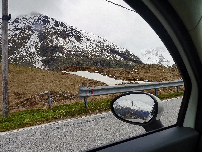 KALTER BLICK ZURÜCK...