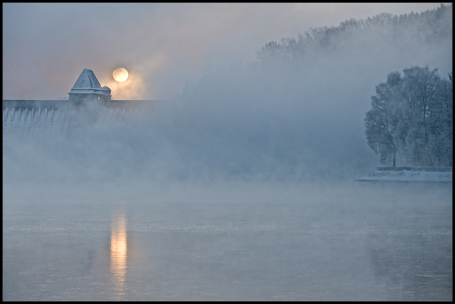 kalter nebel an der mauer