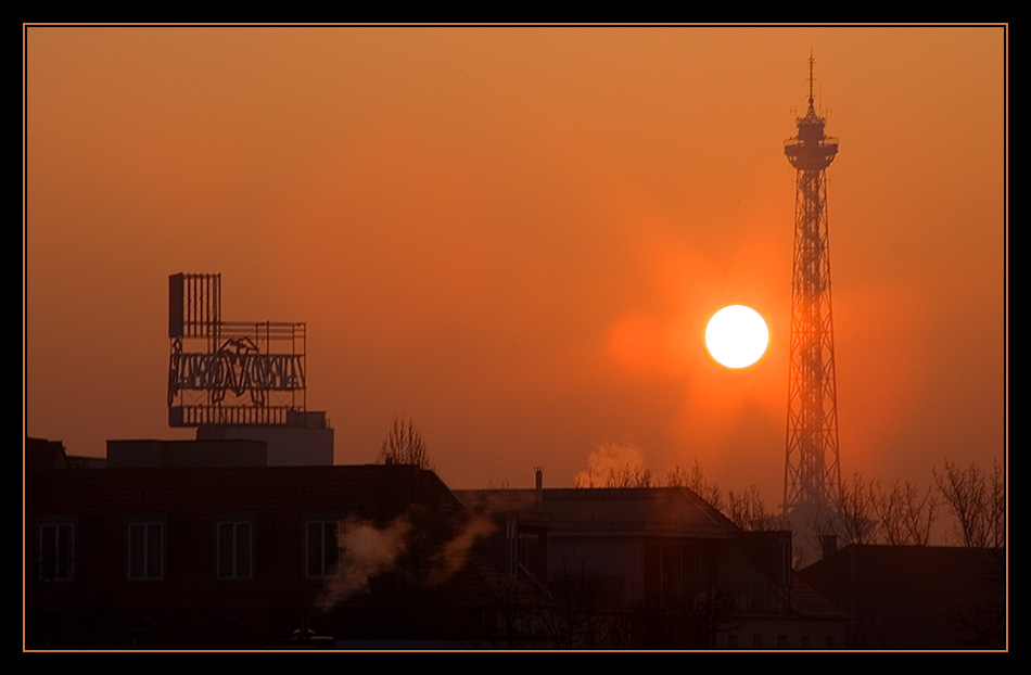 Kalter Sonnenaufgang am Funkturm