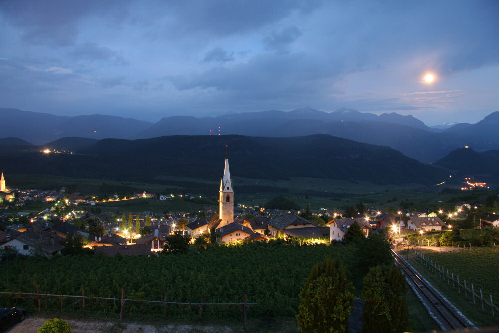 Kaltern St. Anton bei Nacht