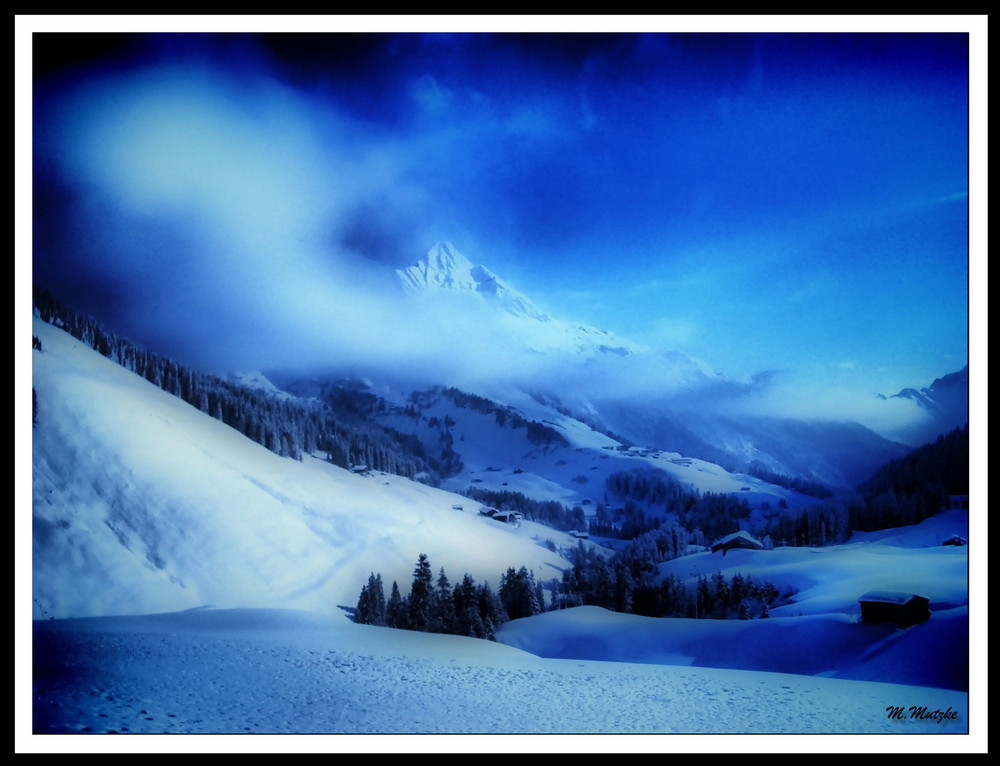 kaltes blau in Wolken