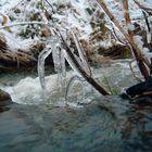 Kaltes Klares Wasser und dessen Erstarrung