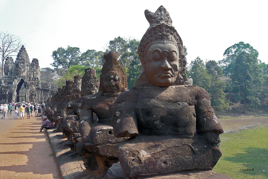 Kambodscha - Angkor - weibliche Buddhafiguren am Tempelzugang