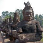 Kambodscha - Angkor - weibliche Buddhafiguren am Tempelzugang