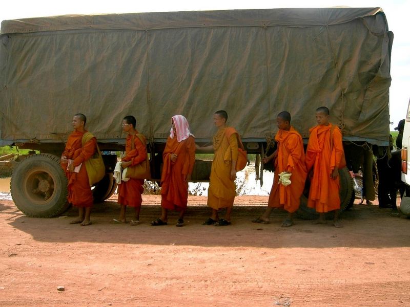 kambodschanische Impressionen IV - Monks on Highway to Hell