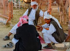 Kamelhändler auf dem Kamelmarkt in Al Ain