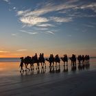 Kamelkarawane im Sonnenuntergang am Cable Beach, Broome, Australien (West)