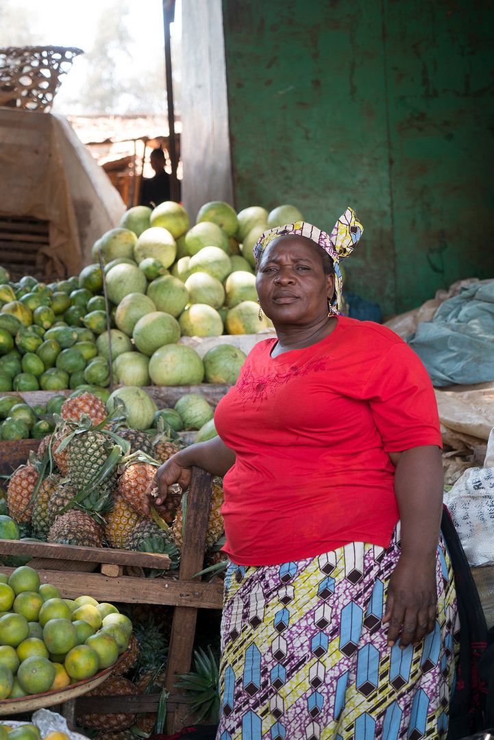 Kamerun_Verkäuferin auf Markt