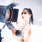 Kamilla im Studio und spielen mit Licht