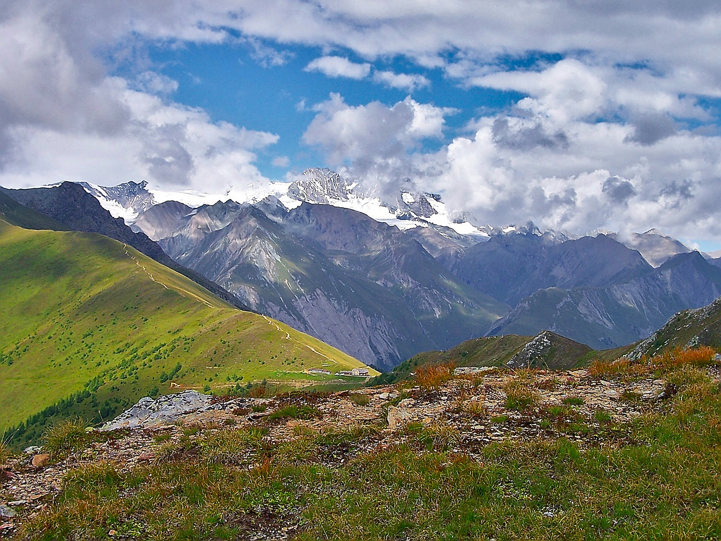 Kammweg mit Hütte