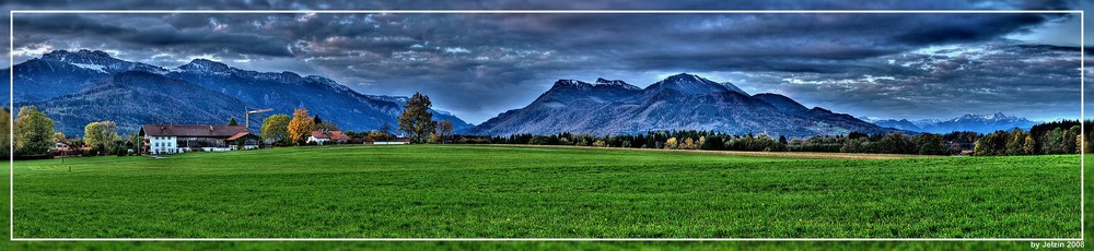 Kampenwand und Hochries am Morgen Panorama