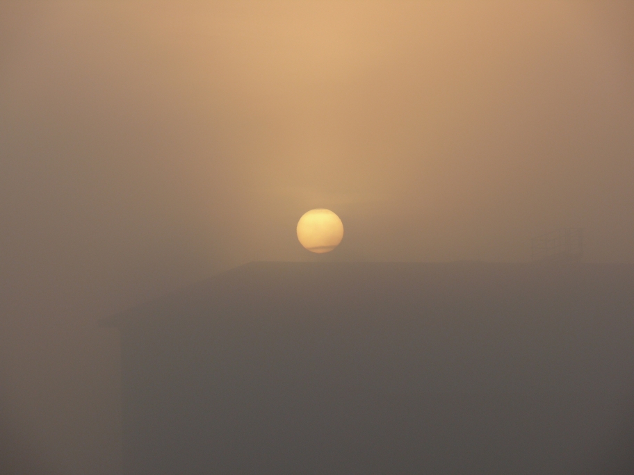 Kampf der Sonne gegen den Nebel