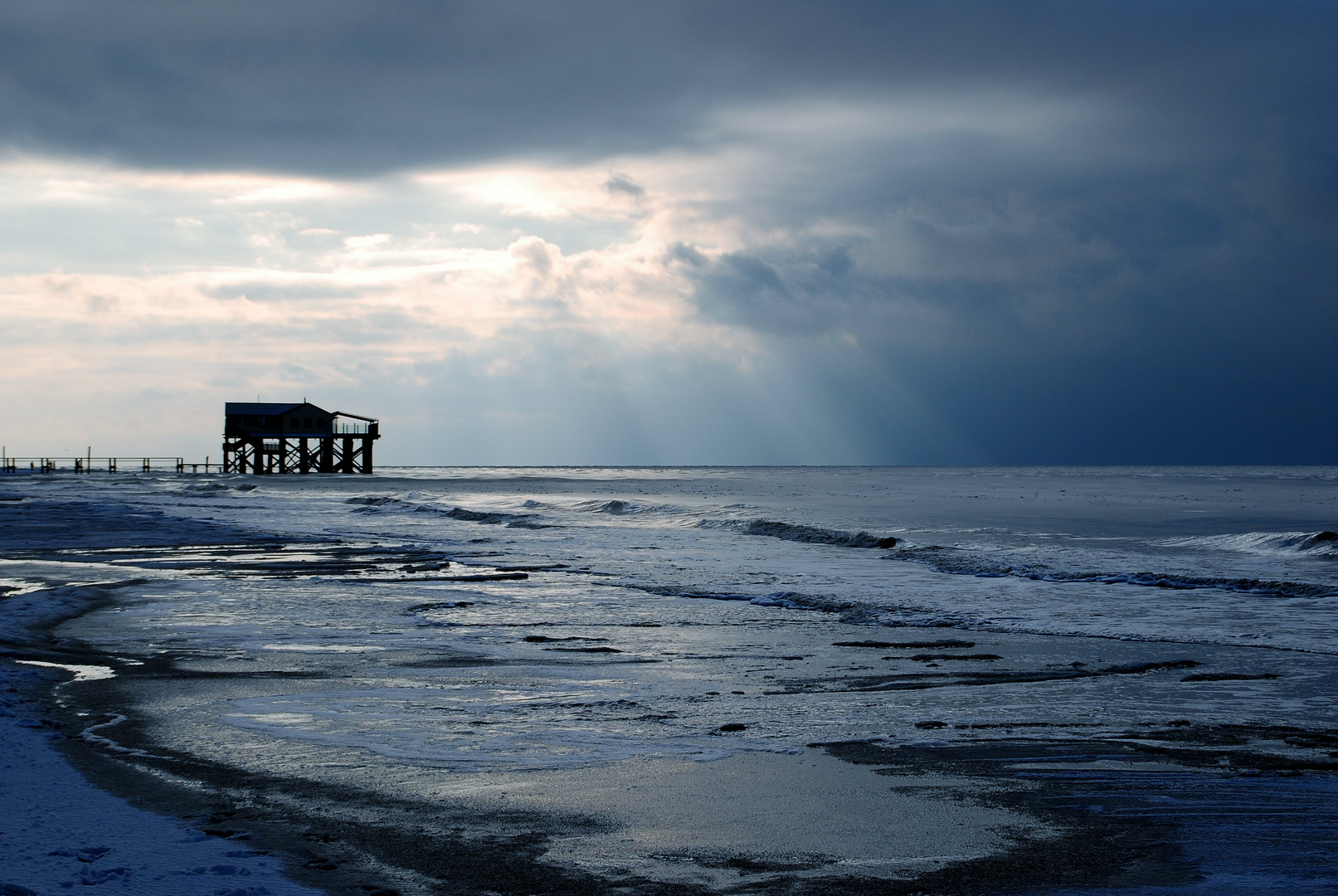 Kampf der Sonne gegen Winterwolken