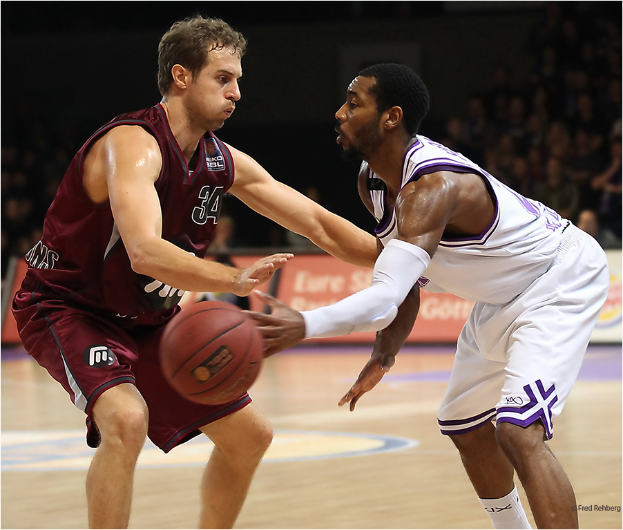 ... Kampf um den Ball - Basketball Bundesliga 2011/12