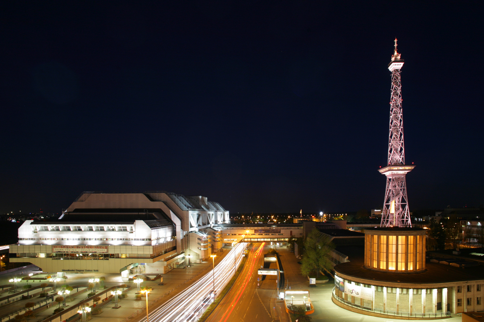 Kampfstern Galactica in Paris gelandet