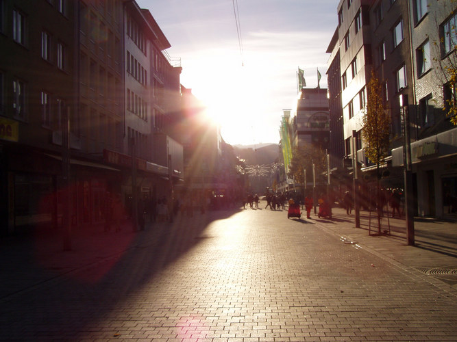 Kampstrasse im Gegenlicht