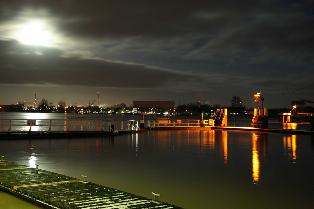 Kanal bei Nacht