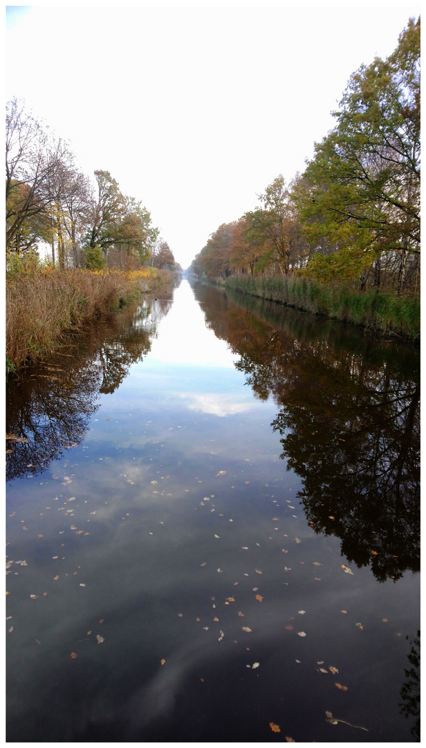 Kanal im Herbst