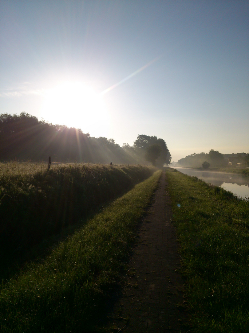 Kanal im Nebel