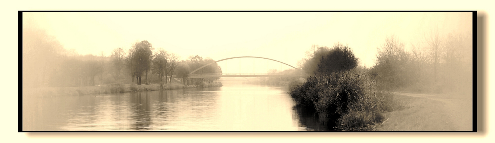 Kanal im Nebel