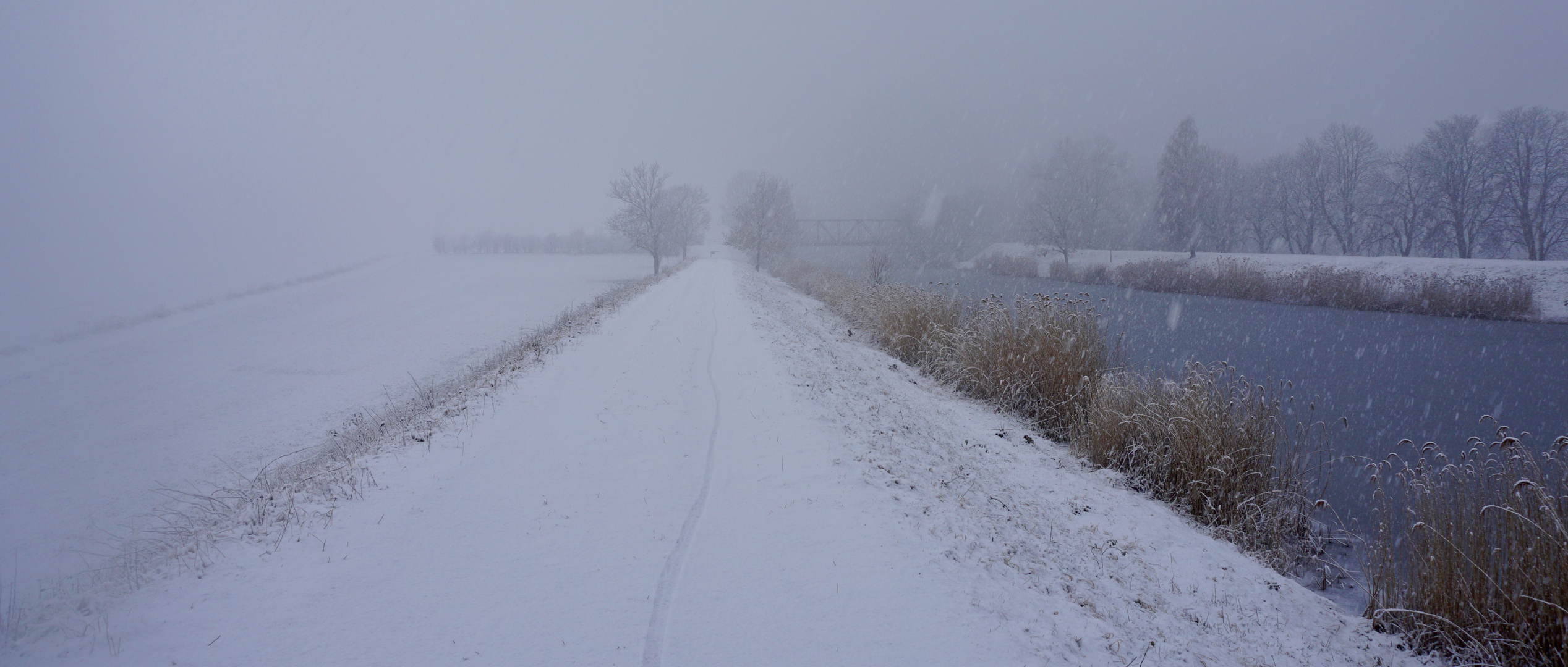 Kanal im Schnee