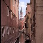 Kanal in Venedig  mit Markusturm