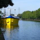 Kanal mit Schiff