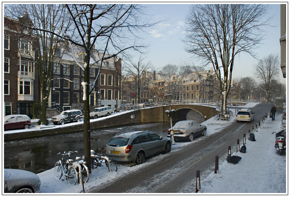 Kanal und Hauser mit Schnee in Amsterdam