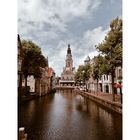 Kanal und Turm des Käsemuseums Alkmaar 