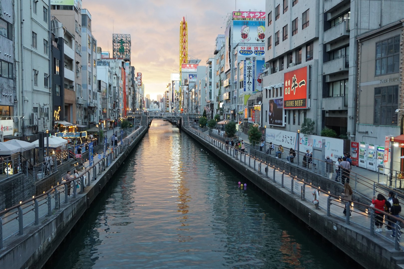 Kanal von Dotonbori Canal in Osaka, Japan