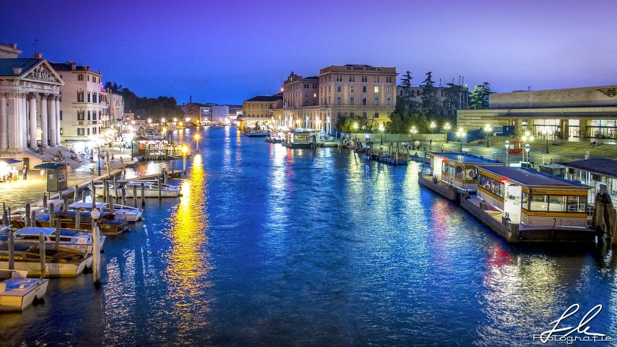 Kanal von Venedig bei Nacht